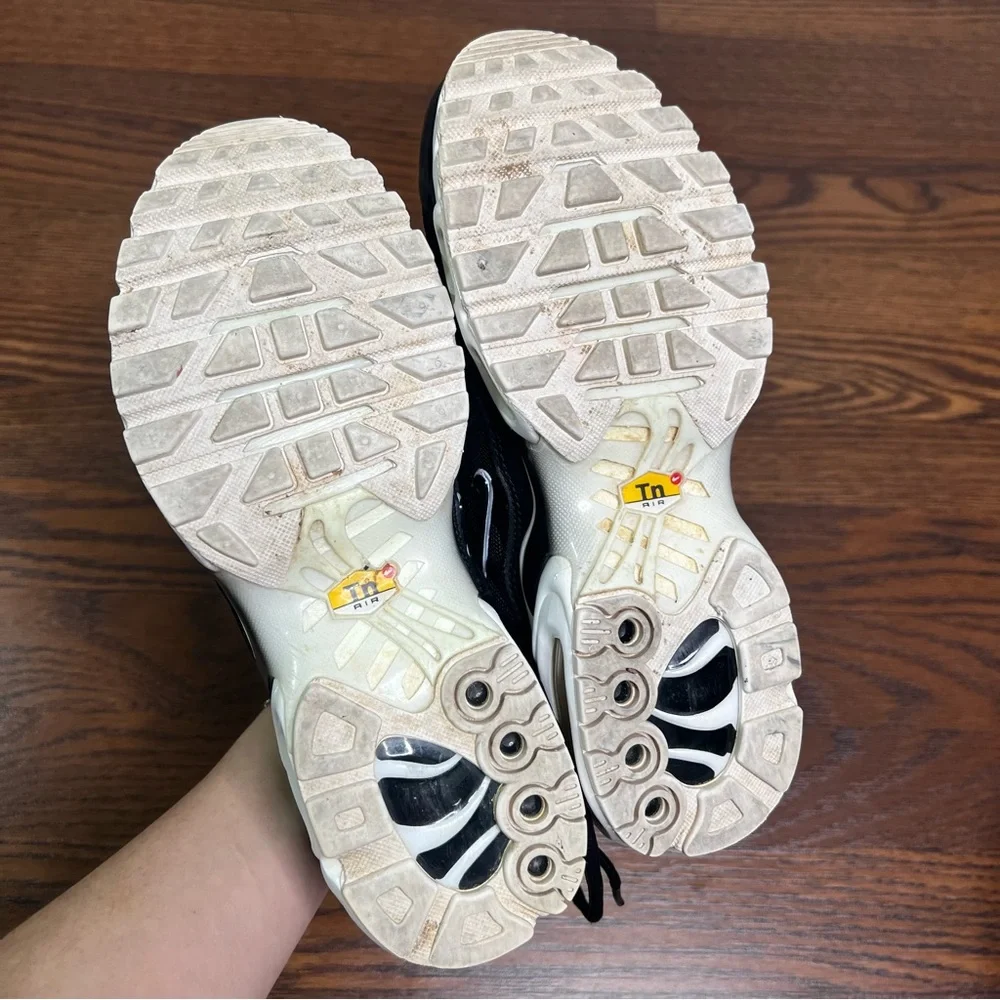 Nike Air Max Plus sneakers in the black and white colorway size Women’s 7.5